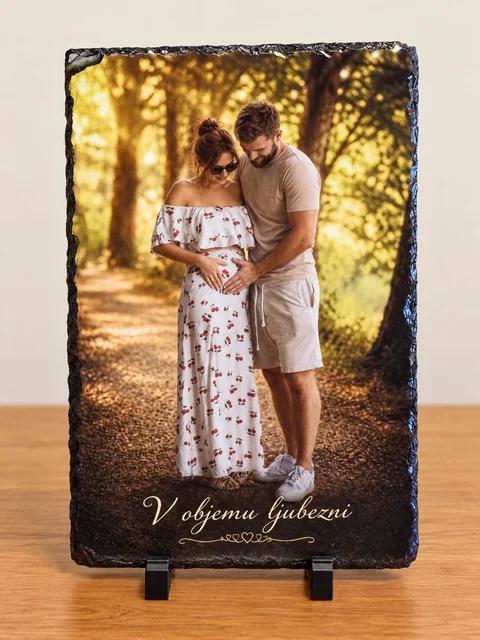 Predstavitveni primer keramične foto plošče s fotografijo para; obraza sta zamenjana.